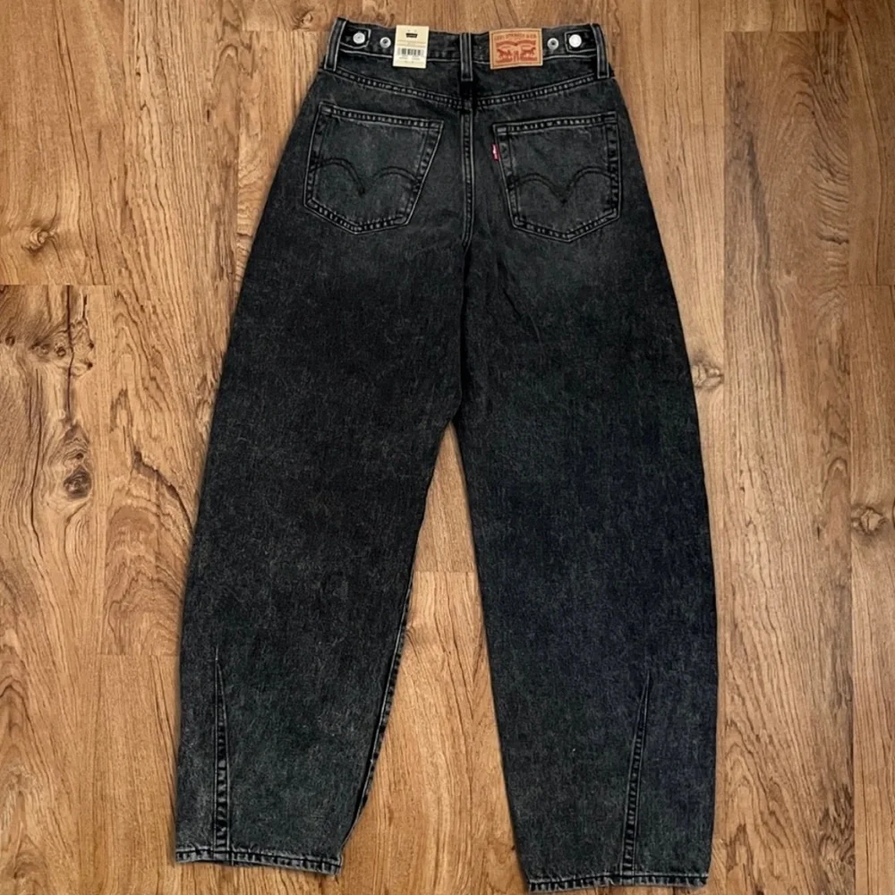 Levi's Women's Cinch Waist Barrel Jeans - Picture 9 of 15